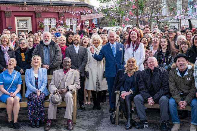 The royals mingle with the crowd: group photo with the cast of 