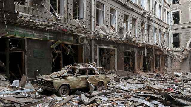 Zerstörte Gebäude und Autos in Charkiw.