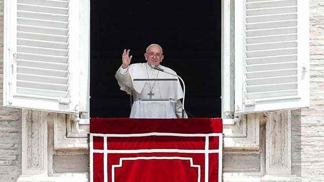 Papst winkt aus dem Fenster.