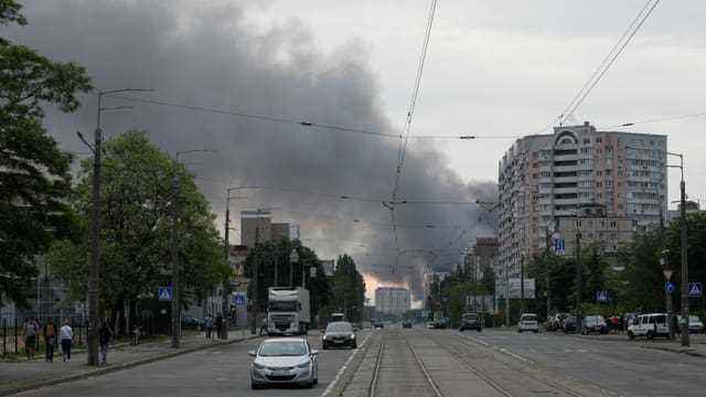 Nach den Explosionen steigen Rauchwolken über Kiew auf.