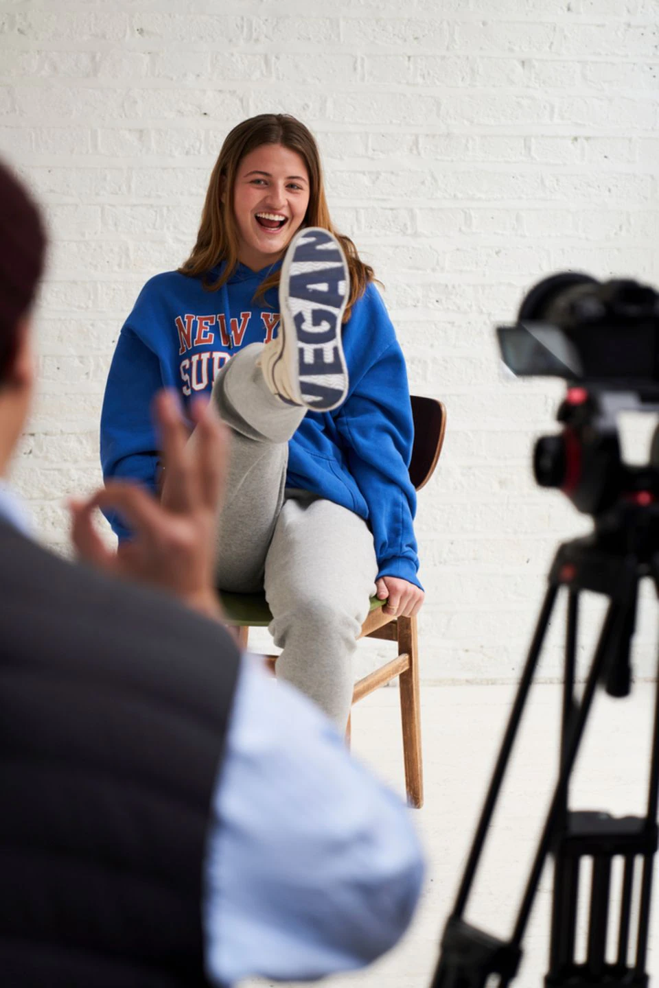 Emma Schweiger clearly has fun during the shoot. 