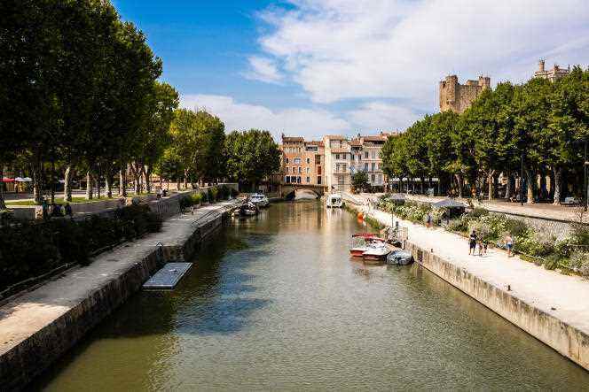 The Robine river canal joins the Mediterranean on one side, the Canal du Midi on the other.