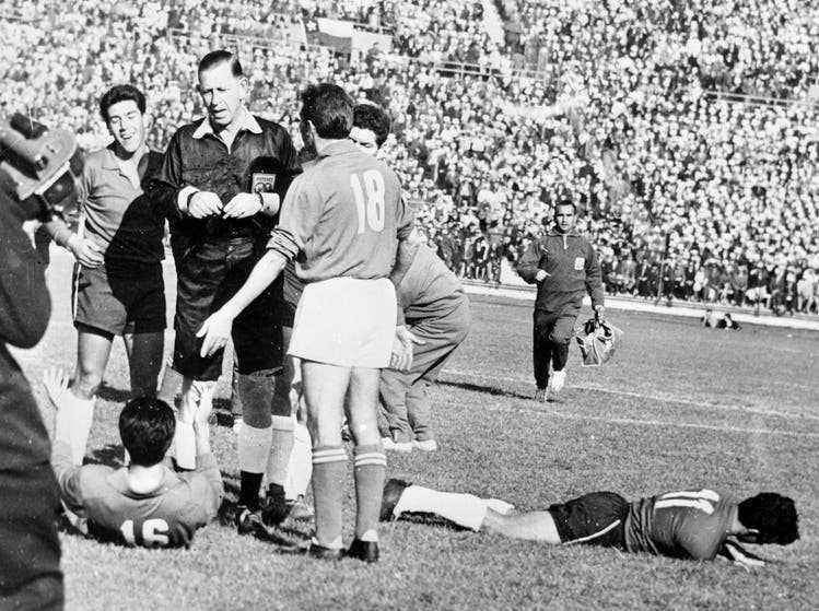 The referee Ken Aston (second from left) has to arbitrate again and again.