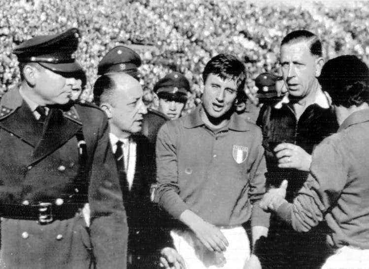 Police officers and referee Ken Aston (second from right) lead Italy's Giorgio Ferrini (center) off the field.  He had kicked his opponent in the groin – and then remained lying there for a few minutes.