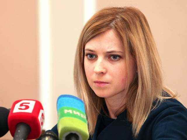 Natalja Poklonskaja vor Mikrophonen.