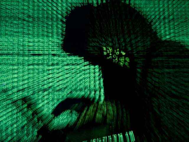 Illustration aus grünen Code-Zeilen und der Silhouette eines Hackers.
