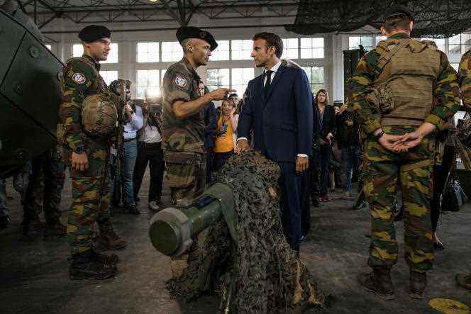 Emmanuel Macron is explained to him the different types of weapons available to French and Belgian soldiers at the NATO military base Mihail-Kogalniceanu, in Romania, on June 14, 2022. 