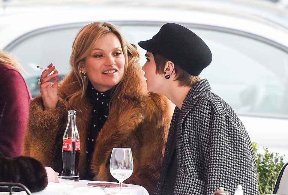 Zigarette und Cola. Der Lebensstil des Topmodels Kate Moss ist nun wirklich nicht vorbildlich. Bei einem gemeinsamen Lunch in Paris mit Cara Delevingne wurde die Kult-Britin doch glatt mit Glimmstängel gesichtet. 