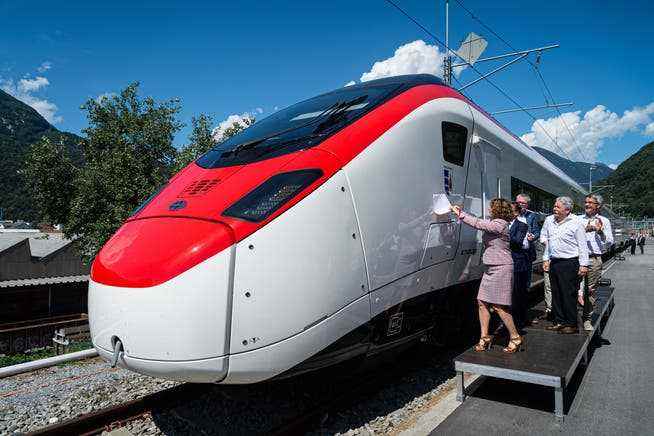 Roberta Cattaneo, Leiterin der Region Süd der SBB, enthüllt im August 2019 am Bahnhof Bellinzona das Wappen eines Giruno-Zuges.