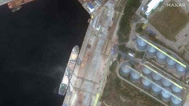 Satellitenaufnahme zeigt Schiff im Hafen.