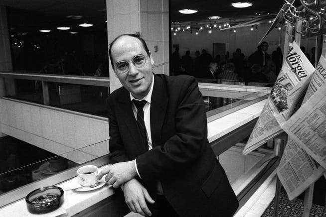 Gregor Gysi on April 5, 1990 on the fringes of the constitutive meeting of the People's Chamber.  On March 18, the GDR parliament was freely elected for the first and last time in its history.