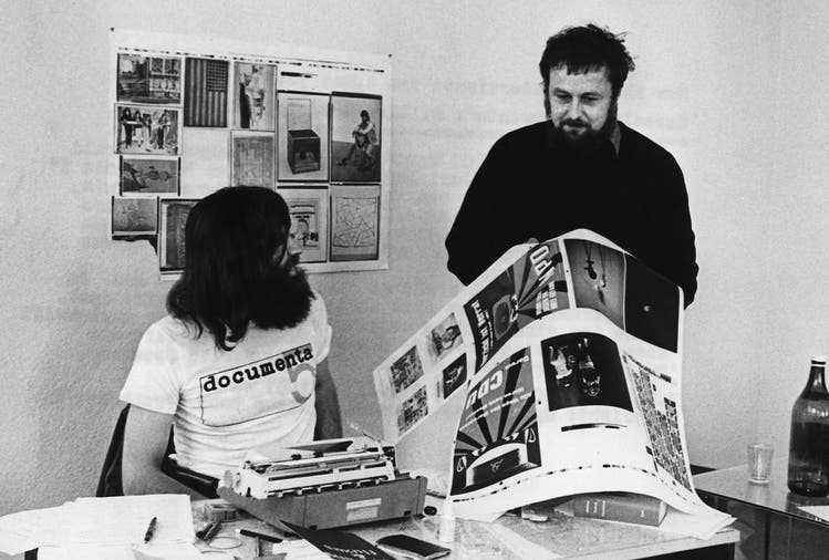 The Swiss curator Harald Szeemann (right) at the Documenta 5 in Kassel in 1972.