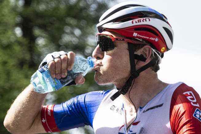 It's still hot too: Stefan Küng gives himself a bottle on Friday.