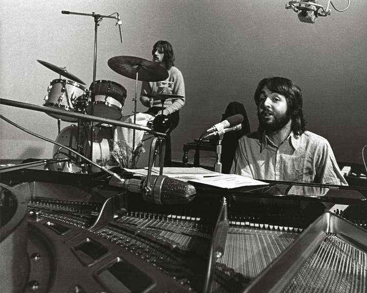 He cuts a good figure on all instruments: Paul McCartney together with Ringo Starr, in 1970 during the production of the last album «Let It Be». 