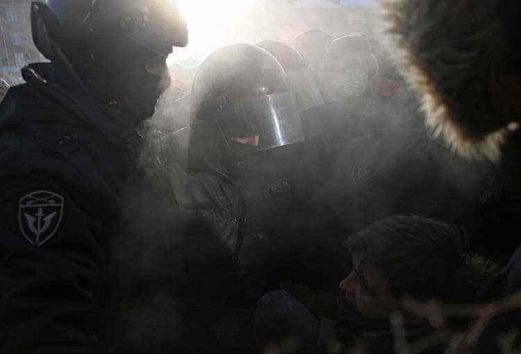 Mitglieder der Omon-Spezialeinheit setzen an einer regierungskritischen Manifestation im sibirischen Omsk einen Demonstranten fest. 