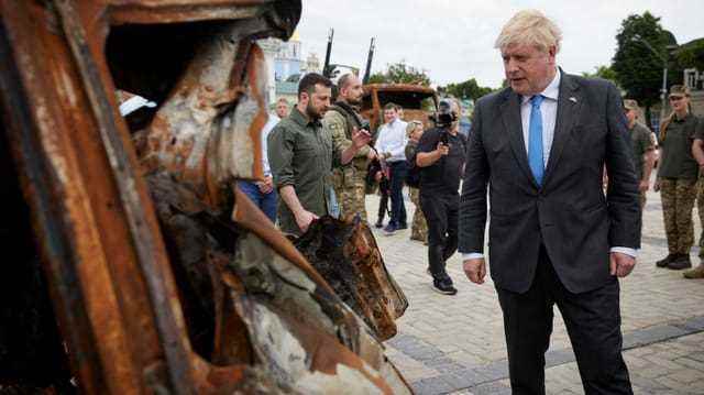 Der britische Premierminister Boris Johnson und der ukrainische Präsident Wolodimir Selenski begutachten zerstörte russische Militärfahrzeuge in Kiew. 
