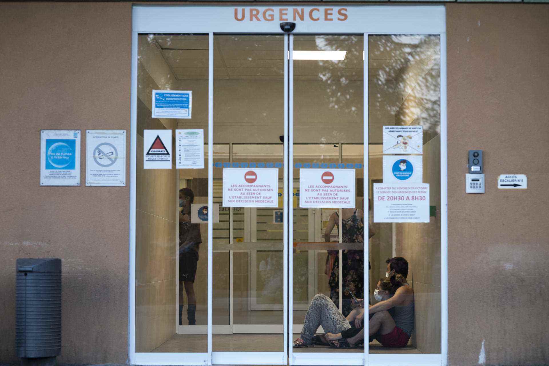 Océane and Kevin are among the last people accepted in the emergency room, at the end of the afternoon, and are awaiting their care at the Dracénie hospital, in Draguignan (Var), on June 8, 2022.