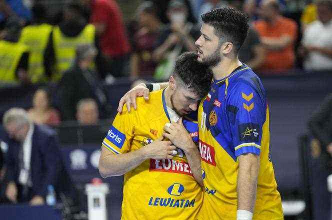 The disappointment of Alex Dujshebaev (left) and Nicolas Tournat, defeated with Kielce against Barcelona in the Handball Champions League final, in Cologne (Germany), June 19, 2022.