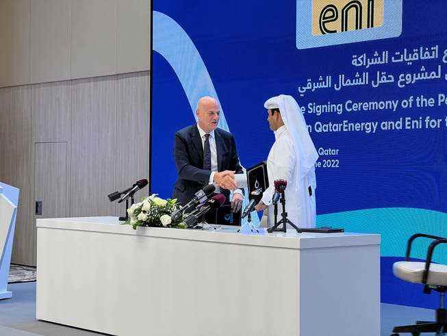 Claudio Descalzi, CEO des italienischen Energieversorgers Eni, und Katars Energieminister und CEO von QatarEnergy, Saad al-Kaabi, haben am Sonntag eine Partnerschaft bei einem Flüssiggasprojekt unterzeichnet.