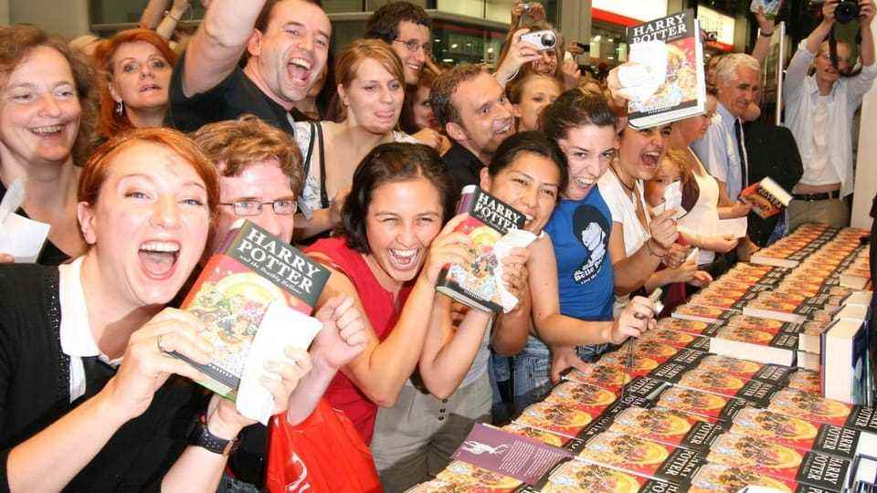 many people hold Harry Potter books in their hands