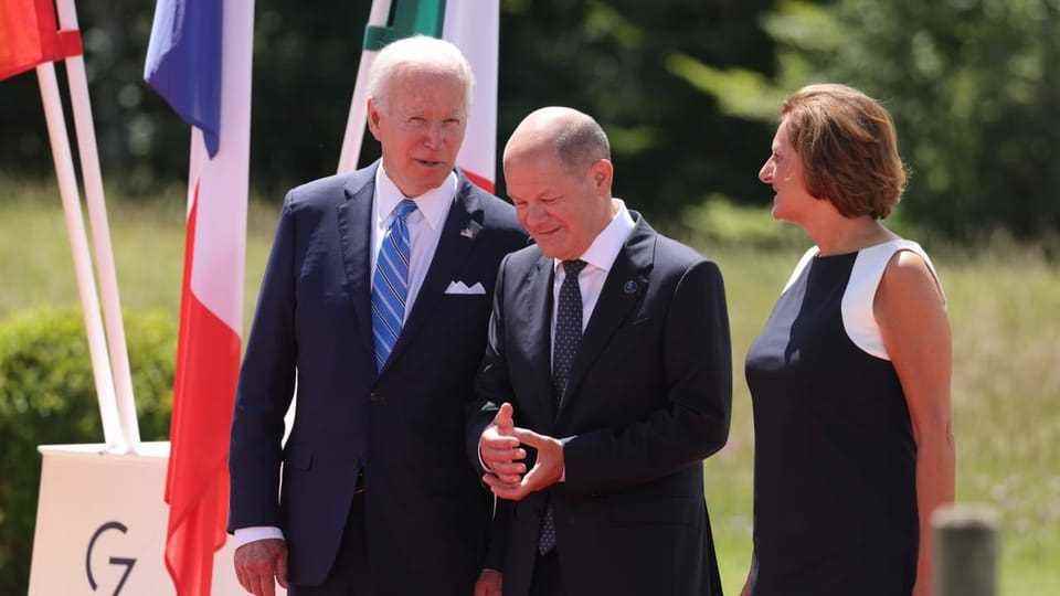 US President Joe Biden (left), with Chancellor Olaf Scholz (middle) and his wife Britta Ernst (right)