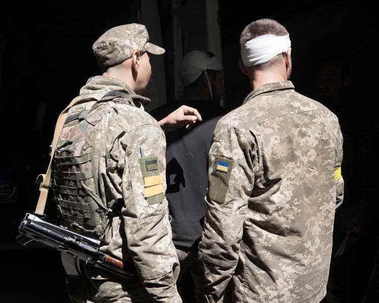 Diese beiden Soldaten sind nur leicht verletzt und kehren nach der Behandlung im Spital von Kramatorsk an die Front zurück. 