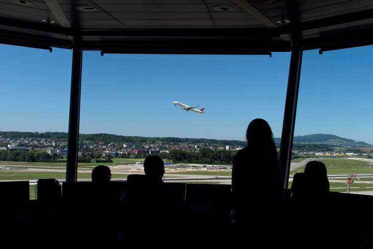 Tower am Flughafen Zürich: Die Arbeit als Fluglotse erfordert höchste Konzentration.