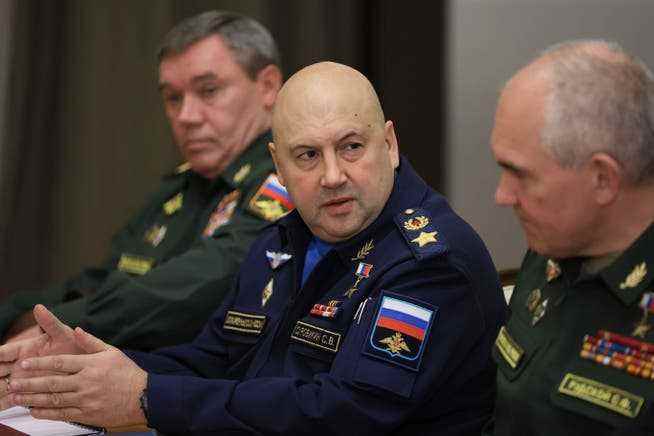 General Sergei Surovikin (middle), the new head of the armed forces group 