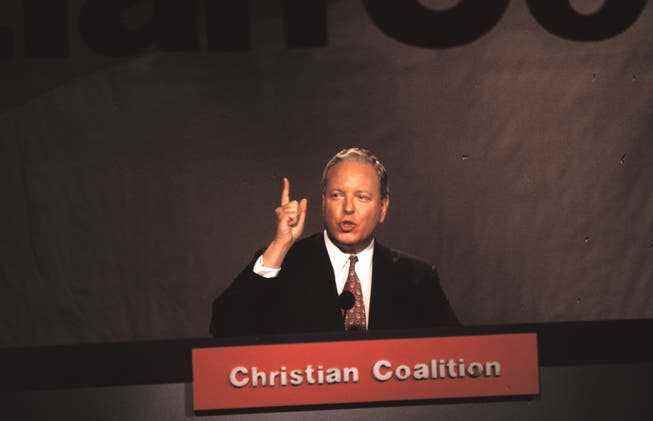 Der Katholik und rechte Aktivist Paul Weyrich sah in Francis Schaeffer eine Brücke zu den Evangelikalen. Hier spricht er 1995 an der Jahreskonferenz der Christlichen Koalition in Washington.