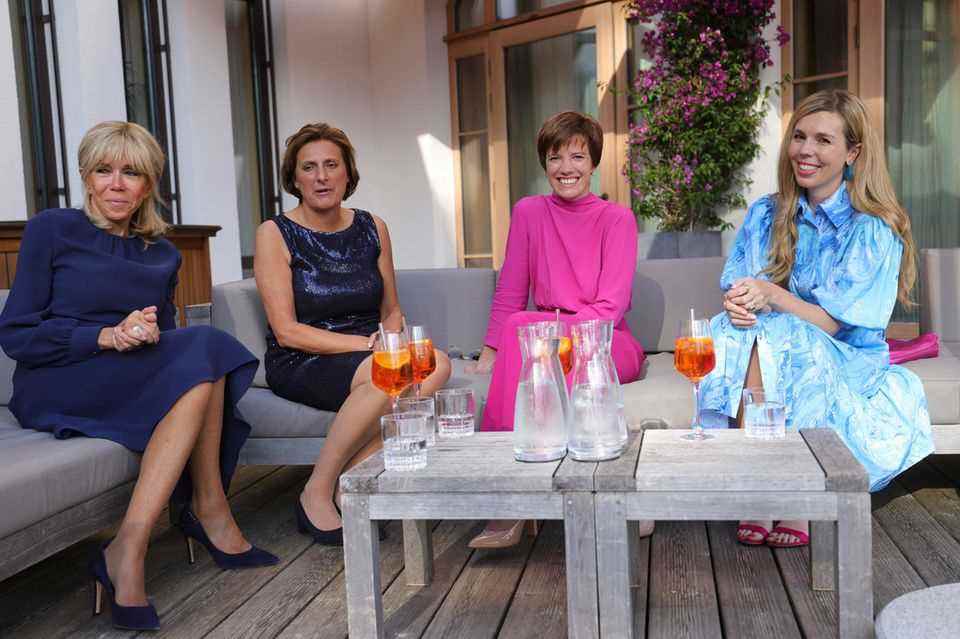 Brigitte Macron, Britta Ernst, Amélie Derbaudrenghien and Carrie Johnson (left to right) have an Aperol Spritz.