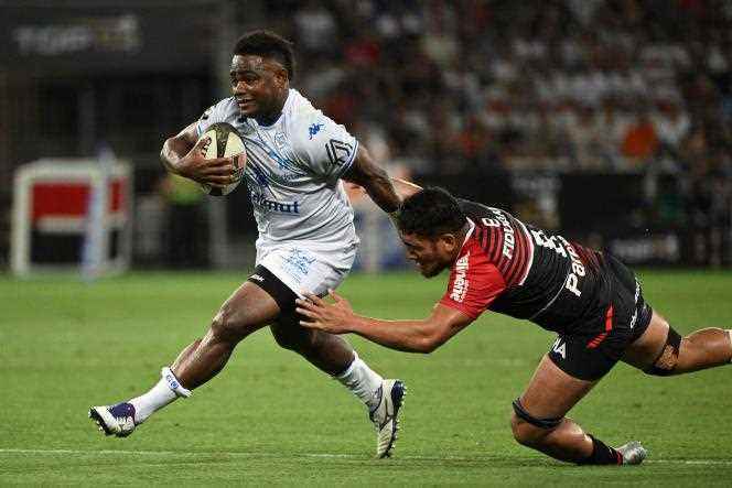 The Fijian from Castres Filipo Nakosi escapes against Stade Toulousain, in the semi-final of the Top 14, in Nice, on June 17, 2022.
