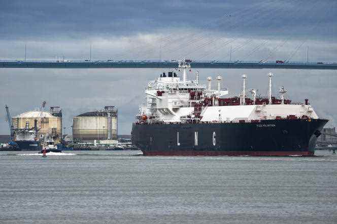 A tanker transporting liquefied natural gas off Saint-Nazaire (Loire-Atlantique), April 12, 2022.