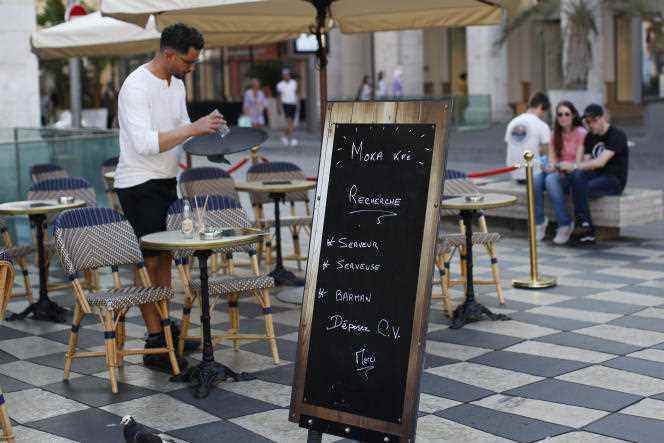 An announcement for the search for catering staff at Moka Kfé, on Place Masséna, in Nice, on May 31, 2022.