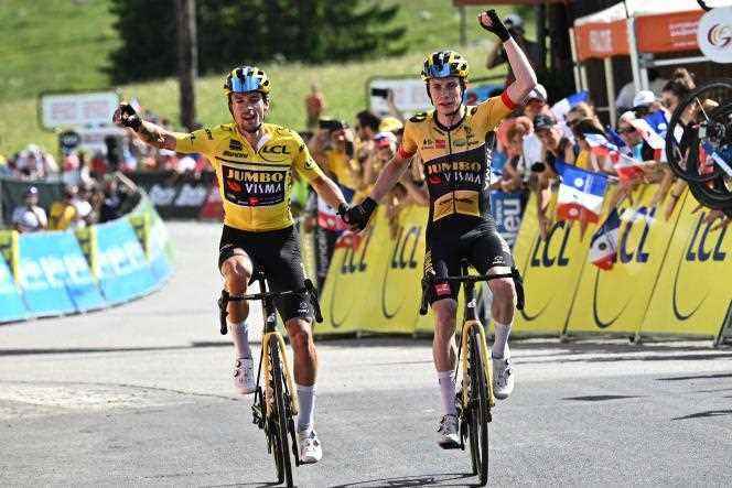 Jonas Vingegaard (right) wins the 8th stage of the Critérium du Dauphine, hand in hand with his Jumbo-Visma leader, Primoz Roglic, on June 12, 2022 at the Plateau de Solaison.