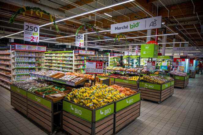 The department of organic fruits and vegetables in a hypermarket in Val-d'Oise, March 7.
