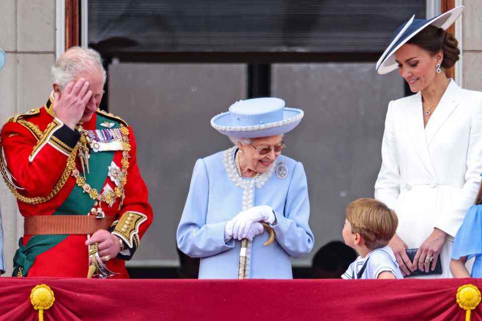 Prince Louis keeps trying to get in touch with Queen Elizabeth.