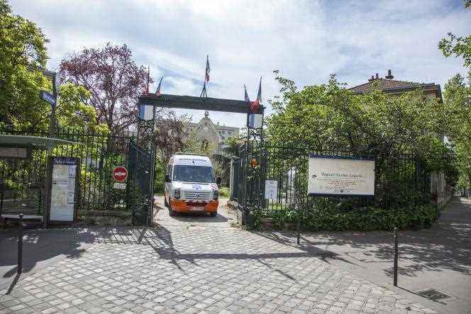 An ambulance leaves the Chardon-Lagache hospital, in the 16th arrondissement of Paris, on May 4, 2020. 