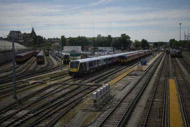 Trains immobilized in London, June 21, 2022.