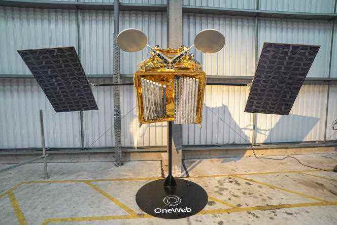 A satellite from the OneWeb constellation, on display in Newquay (UK), in August 2021.