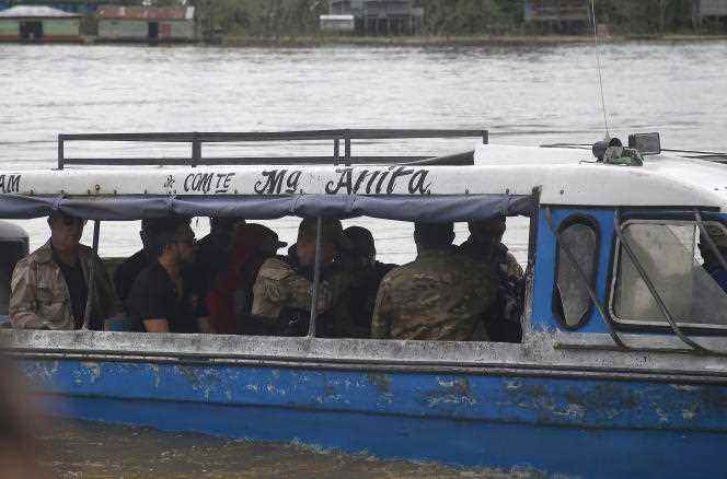 In Atalaia do Norte, in the Amazon, Brazilian police take a suspect, on June 15, 2022, to the river where expert Bruno Pereira and British journalist Dom Phillips disappeared ten days earlier.