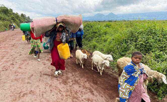 Congolese families flee fighting between the army and M23 rebels near the border with Rwanda, in North Kivu, on May 24, 2022.
