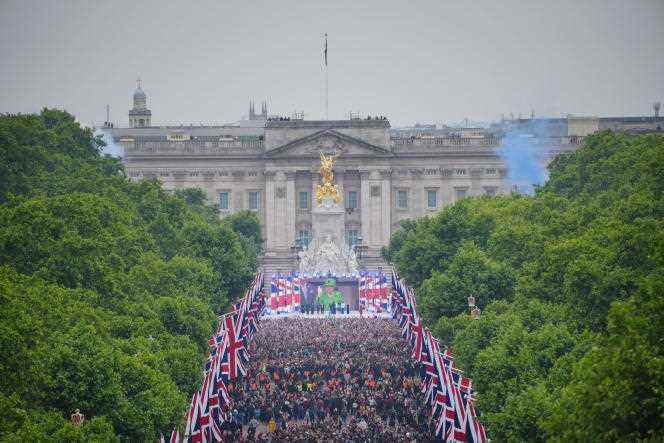 The crowd gathered outside Buckingham Palace, Sunday June 5, 2022 in London.