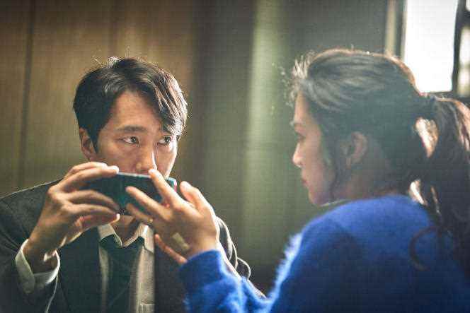 Policeman Hae-joon (Park Hae-il) and widow Seo-rae (Tang Wei) in Park Chan-wook's 