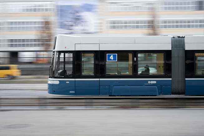 Ein VBZ-Flexity-Tram der Linie 4 auf der Pfingstweidstrasse (Symbolbild).