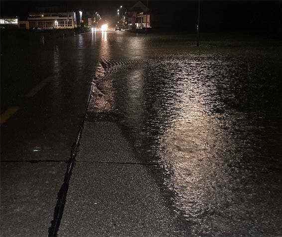 Die Hauptstrasse in Freienbach ist in der Nacht auf Freitag überschwemmt worden.