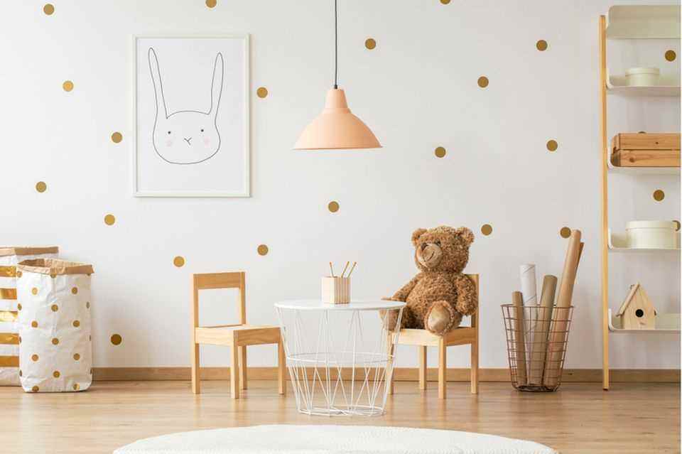 Design children's room: wall with dot pattern