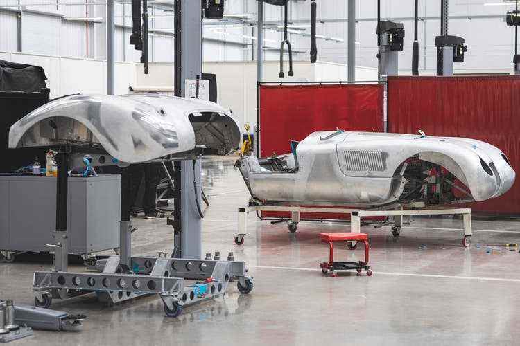 Bei Jaguar wird wie hier beim C-Type Continuation auf neuste Technik zurückgegriffen, um alte Autos in neuer Qualität frisch aufzubauen.