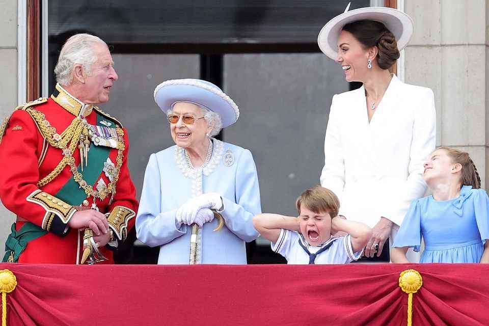 Prinz Louis' witzige Gesichtsgrimassen am Platin-Thronjubiläum von Queen Elizabeth (2.v.l.) gingen um die Welt.