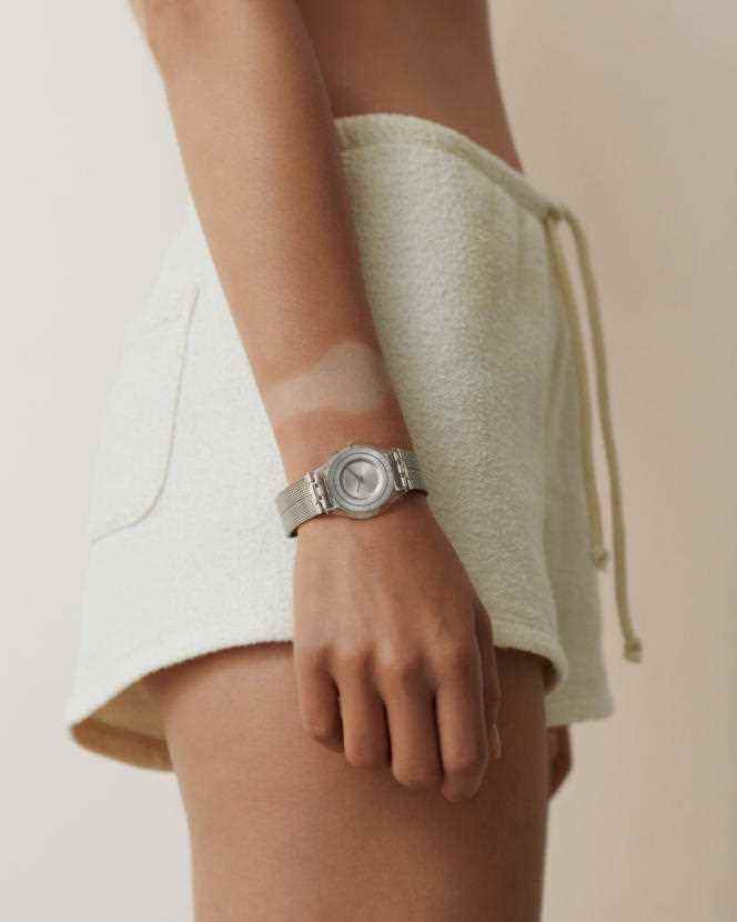 Cotton shorts, American Vintage, €45.  Metal Knit Again watch, in stainless steel, Swatch, €125.