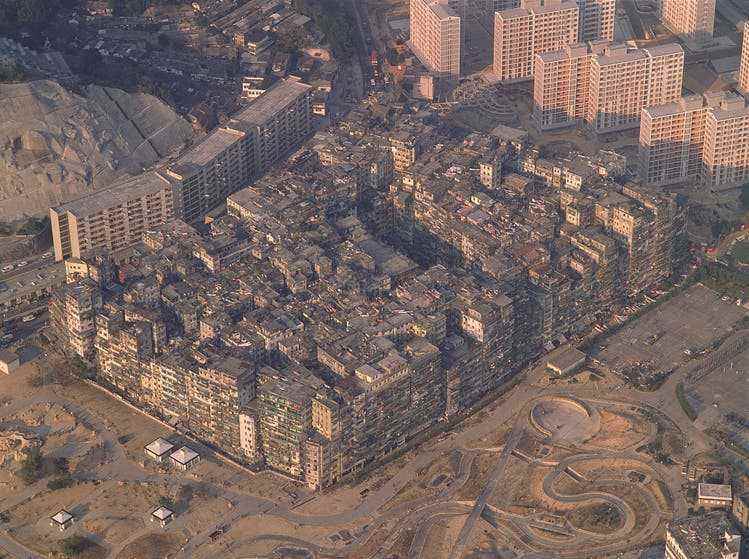 Die ummauerte Stadt im Jahr 1989. Zu der Zeit waren die Räumung und der Abriss der Stadt bereits beschlossene Sache.